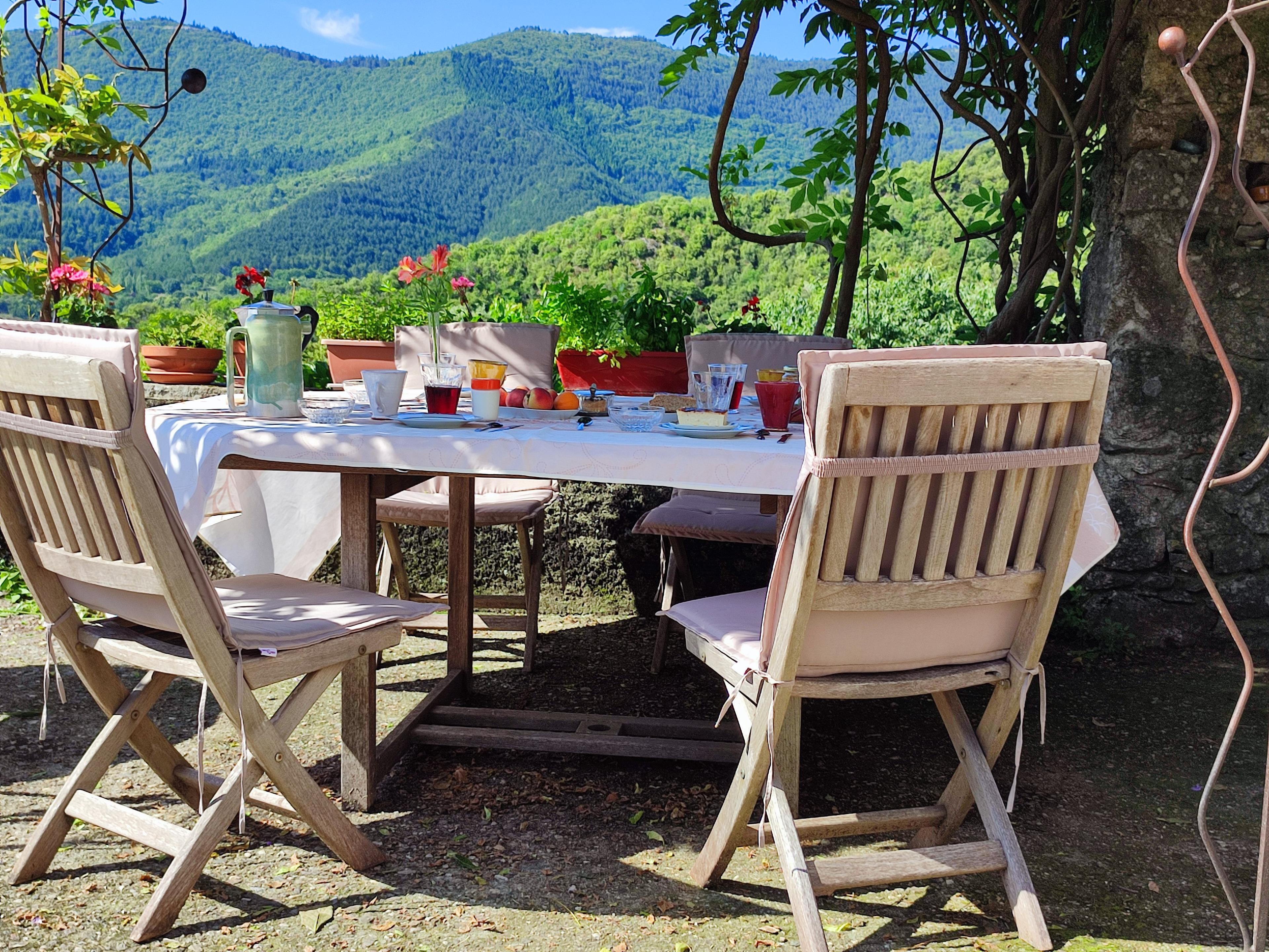 Petit déjeuner servi sur la terrasse